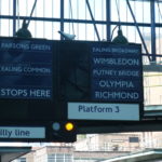アールズコート駅、ディストリクト線のリッチモンドは3番線の表示