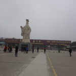 駐車場の傍に秦始皇帝の巨大な像が立っている。張りぼての感じがなくはない