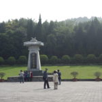 始皇帝碑、背後に墳丘
