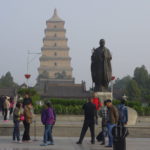 慈恩寺、三蔵法師像の背景に大雁塔が聳える