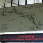 竹工ふ頭の改札の傍に漓江下りの案内図が掲げられている