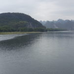 漓江は右に左のカーブする、遠くの岩峰はほぼ同じ高さである