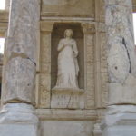 セルシウス図書館の柱の間に置かれた彫刻