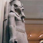 カイロ博物館　入口の部屋のラムセス２世立像