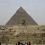 ギザのピラミッド　スフインクス、背景はカフラー王のピラミッド