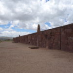ティナワク遺跡　カラササヤの壁、元々あったのは大きな石柱だけ、石積みはかなりいい加減に復元されている