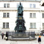 旧市街広場　カレル橋を渡った処にあるカレル1世の像、カレル大学の設立証書を持っている