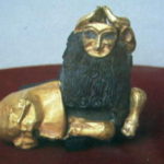 アレッポ国立博物館　エブラ遺跡、人頭牡牛像。体が金箔で覆われている。黒くて長いあご髭と大きな目が不気味