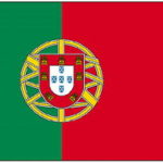 ポルトガル国旗　緑は誠実と希望、赤は大航海に乗り出したポルトガル人の血を表す。紋章は天空儀、赤地のマークはイスラムから奪った７つの城、白地に青の５つのマークはポルトガル王を表す