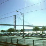 4月25日橋　１９６６年に完成した２２７８ｍの吊り橋、１９７４年4月25日のカーネーション革命を記念してサラザール橋から4月25日橋の変えた