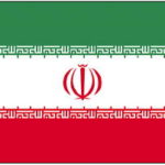 イラン・イスラム共和国国旗　緑白赤の３色旗　緑はイスラムのシンボルカラー、白は平和、赤は勇気を表す。中央の４つの剣と三日月は殉教者を表す