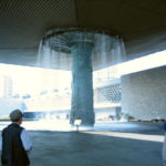 人類学博物館　水のオブジェ、吊り天上から水が落ちてくる