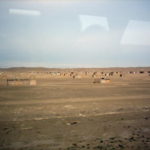 ペルーの砂漠　ベニヤ板で囲った家が無数に並んでいる