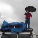 パライ・テプイに向けて出発　４駆の屋根に荷物を載せ、ビニールシートを被せる