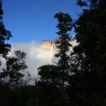 ラトンシート島　キャンプ場　キャンプ場の夜が明け、上空は真っ青、だがエンジェルフォールは雲に隠れている