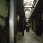 元監獄　２階建、廊下の両側側に３８０の独房が並んでいた。多い時には６００人収容した