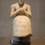 代官エビフ・イル坐像　マリの代官エビフ・イル坐像である。裸の上半身はなめらかで、カウナケスはふかふかのようである。表現力に富んだ傑作と言われている