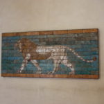 釉薬レンガのライオン　バビロンの行列道路の両側を飾っていたライオンのうちの１頭