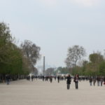 チュイルリー公園　中央に見えるのがコンコルド広場のオベリスク。公園は平日の昼間でも人がいっぱい