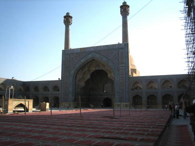 ジャーメ・モスク 南エイワン メナーレがあるのは南エイワンだけ。中庭には金曜礼拝の絨毯が敷かれている