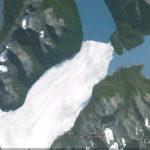 ペリト・モレノ氷河　グーグル衛星写真、舌のように伸びた先端が対岸に達している様子がよく分かる