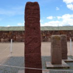 ティナワク遺跡　半地下神殿、ビラコチャ神が刻まれている