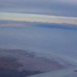 ウユニ　上空から眺めるウユニ塩湖、みずうみのようだ