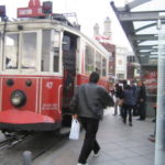 イスタブール　アンティークな路面電車、イスタンブールの銀座、イスティクラール通りを走っている
