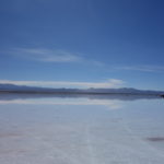 ウユニ塩湖　穏やかにトゥヌパ山系が水鏡に写している