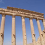 ベル神殿　列柱回廊、柱の中ほどに出っ張りがある。 パルミラの貴族、軍人など像を置いていた