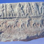 アレッポ国立博物館　エブラ遺跡、祭儀用の水ばち。捧げものを持つ神官達や動物が描かれている