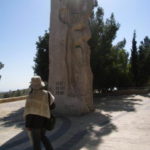 ネボ山　２０００年にヨハネ・パウロ２聖がモーゼ終焉の地ネボ山を訪れた記念碑