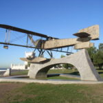 公園に置かれた飛行機　１９９２年にブラジルまで飛んだ飛行機のレプリカ