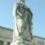 コインブラ旧大学　現大学の校舎の間のディニス王広場に立つディニス王像