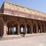 アンベール城塞　一般謁見の間、柱や梁などラジャスタン様式である