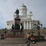 元老院広場　 ホーム 元老院広場とヘルシンキ大聖堂、広場にはロシア皇帝アレクサンドル2世の像が立っている