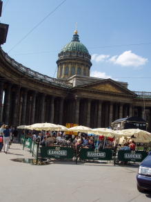 カザン寺院　半円形の列柱はサン・ピエトロ寺院をまねたもの