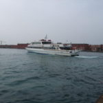 ナポリ港　高速船が入港している