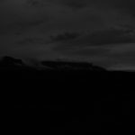 ロライマ＆クケナン　朝、５時１５分。　夜明け前の薄明かりにロライマ＆クケナンが幽かに見える
