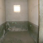 元監獄　独房内部、間口２ｍ、奥行き２．５ｍ。多い時にはこの独房に２人収容した