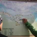 モレノ氷河案内板　ガイドのパブロさんが見学順路を説明してくれる