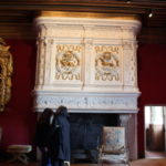 ルイ１４世のサロン　暖炉の上にはフラソワ１世と王妃クロード・フランスを表わすサラマンダーと白イタチの紋章がある。