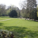 クロ・リュセ城館　クロ・リュセの前庭、広大な公園が広がっている