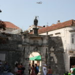 トロギール旧市街　北門、門の上にトロギールの守護聖人、イヴァン･オルフィーニの像が立ってい