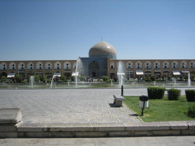 シェイク・ロトフォラーモスク　イマーム広場からの眺め