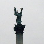 英雄広場　記念碑の上に立つ大天使ガブリエル