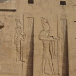 エドフ神殿　第１門塔横のレリーフ、ホルス神が上エジプトの冠をつけている