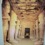 アブシンベル大神殿　オシリス神の姿をしたラムセス２世の列柱室、奥に至聖所が見える