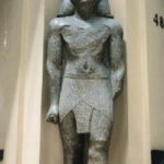 カイロ博物館　入口の部屋のラムセス２世立像