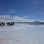ウユニ塩湖　湖面に映る4WDも見納め